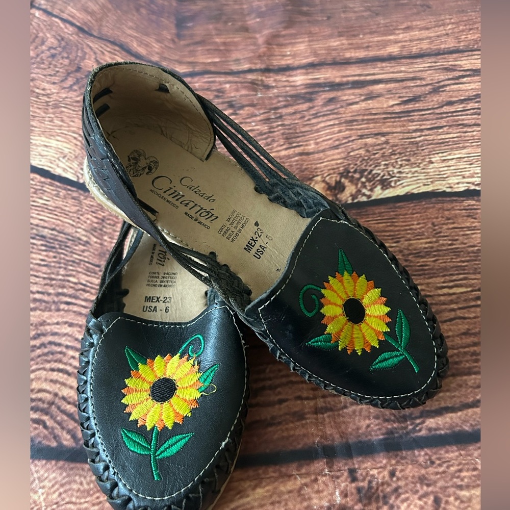 Chic Black Moccasins‎ with Sunflower Embroidery - Picture 6 of 11